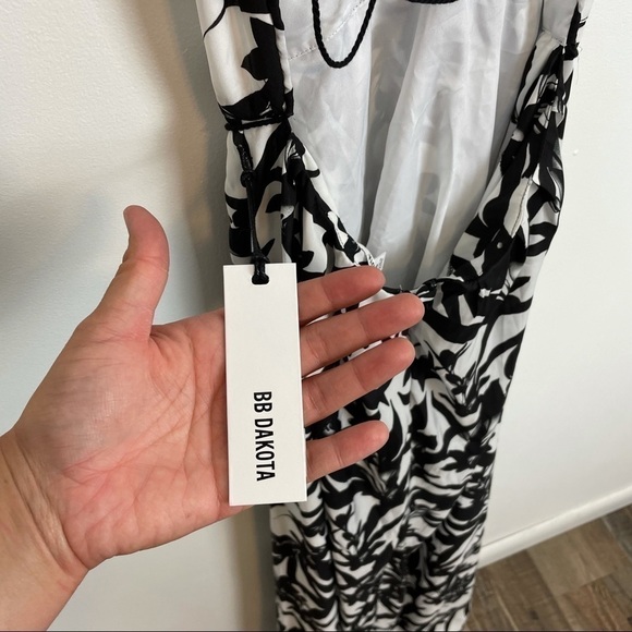 BB DAKOTA LARISSA BLACK & WHITE FLORAL MAXI DRESS - Picture 11 of 12